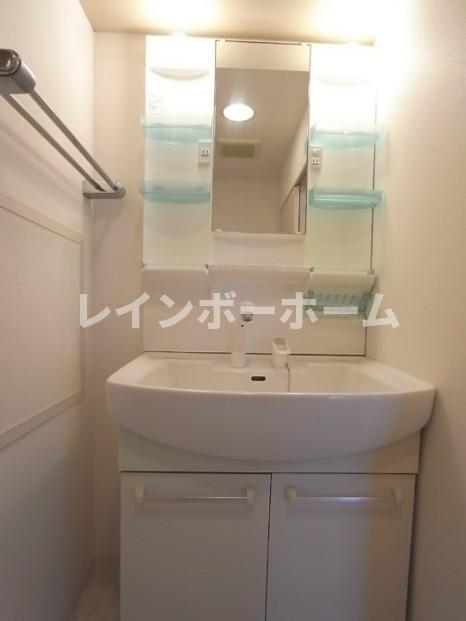 洗面設備　明るい洗面所です
