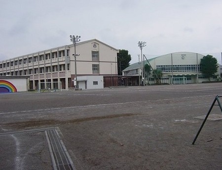 小学校　沼津市立大岡小学校（小学校）まで684m