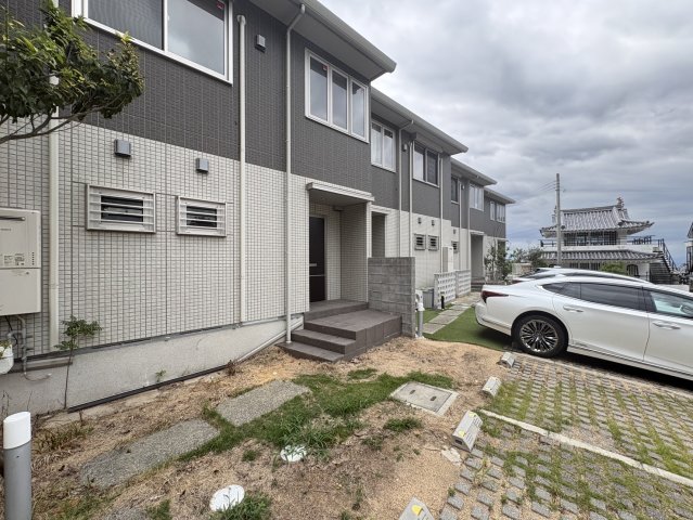 六麓荘ヒルズ F棟の外観写真