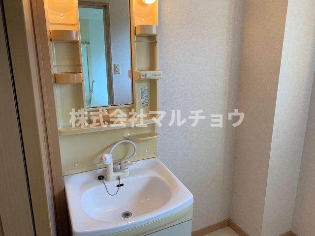 洗面設備　明るい洗面所です