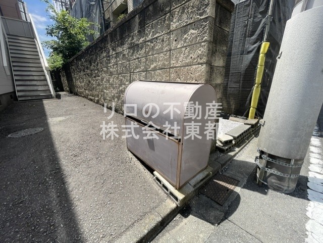 その他共有部分　蓋つきのゴミ置き場。衛生的ですね♪