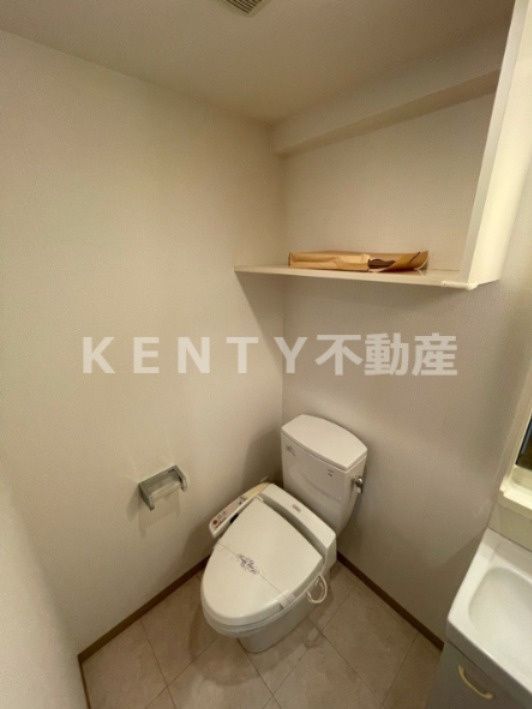 トイレ　落ち着いた色調のトイレです