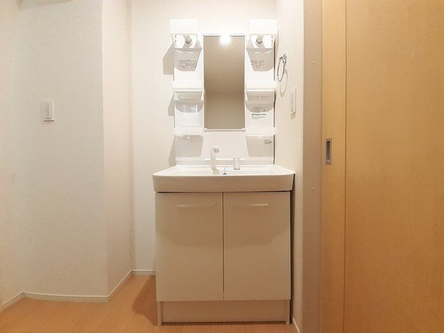 洗面設備　明るい洗面所です