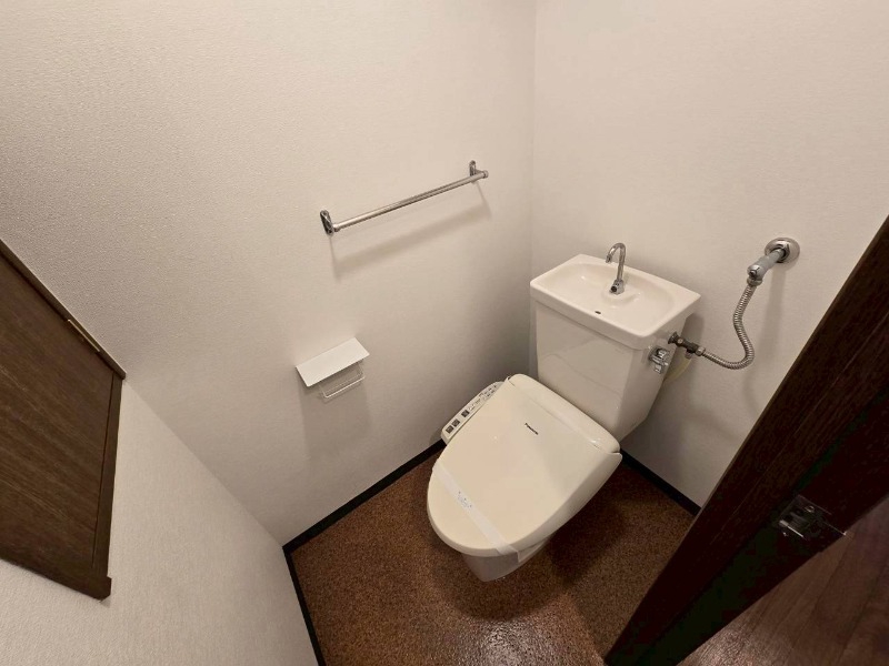 トイレ　こちらはトイレです。清潔感があり、安心して使用できます。