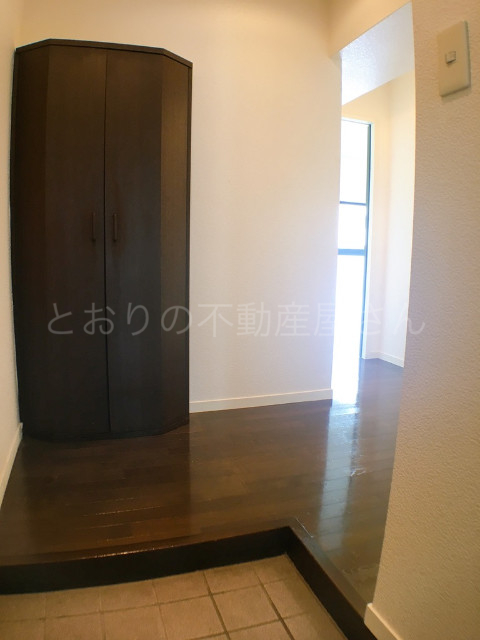 玄関　デザインカラーは異なる場合があります。