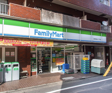 コンビニ　ファミリーマート 目黒青葉台三丁目店（コンビニ）まで567m
