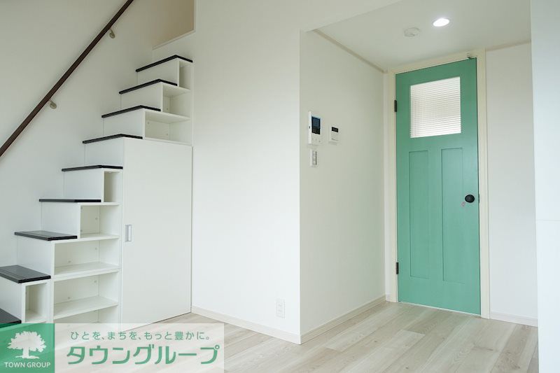その他　白が基調の明るい室内に、梁（はり）やドアがアクセントでお洒…