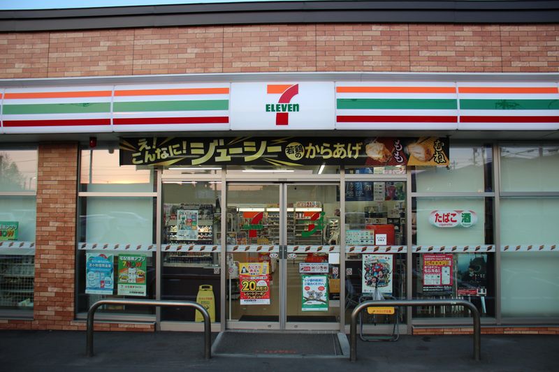 コンビニ　セブンイレブン札幌曙2条店（コンビニ）まで633m