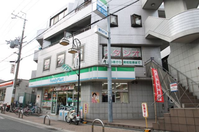 コンビニ　ファミリーマート 萱島駅前店（コンビニ）まで208m