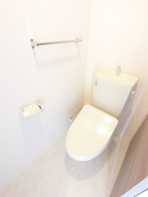 トイレ　冬でも温かく快適です。もちろん洗浄機能もついています。
