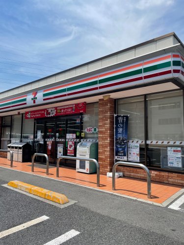 コンビニ　セブン－イレブン 足立六町１丁目店（コンビニ）まで513m