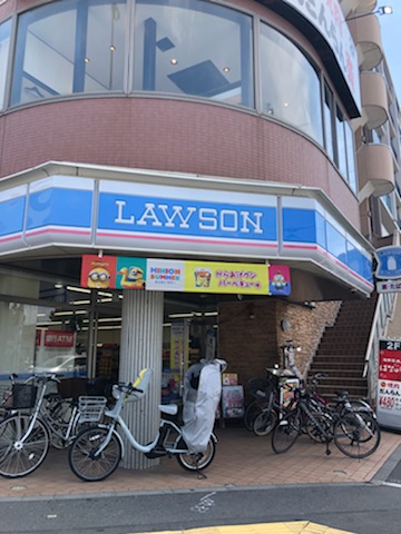 コンビニ　ローソン 足立六町駅前店（コンビニ）まで518m