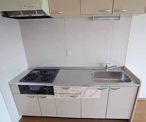 キッチン　３口ガスコンロ、システムキッチンです