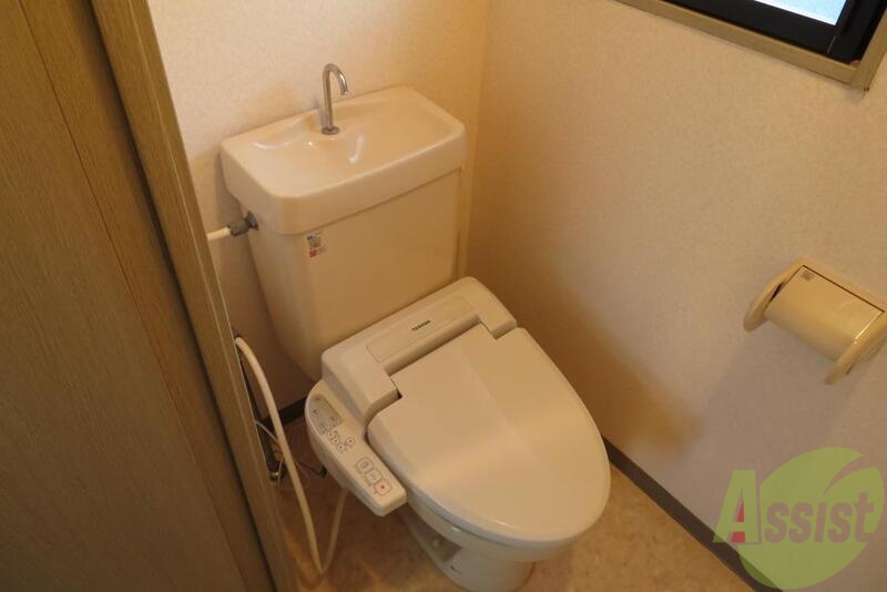 トイレ　トイレには温水洗浄が付き落ち着き広さもいい感じです。