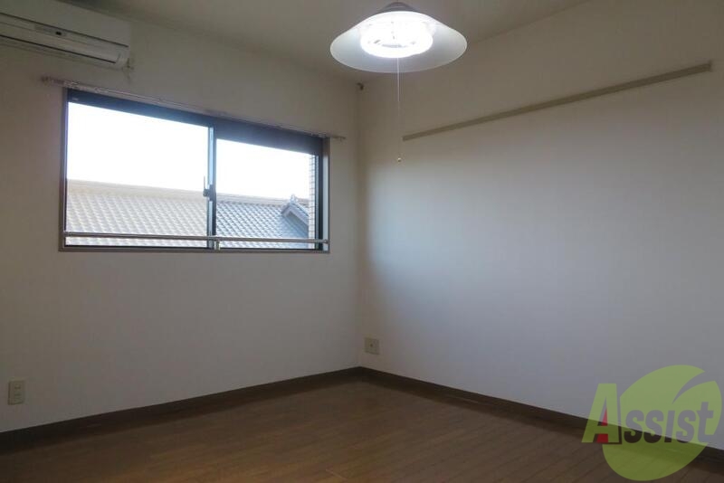 居室・リビング　茶色のフローリングに白い壁。シンプルなお部屋です。
