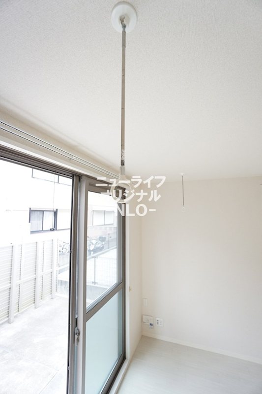 その他設備　室内物干しがあるので雨天時にも安心してお洗濯ができます☆