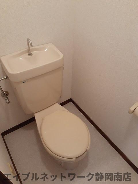 トイレ　落ち着いた色調のトイレです
