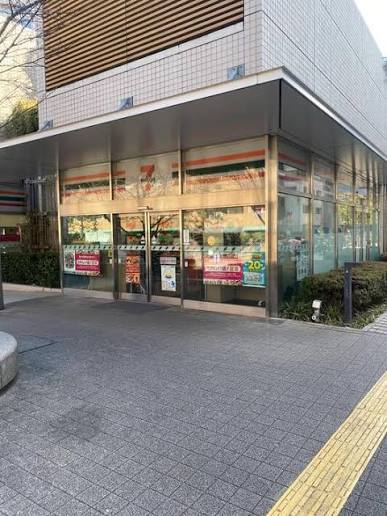 コンビニ　セブンイレブン新宿富久町店（コンビニ）まで338m