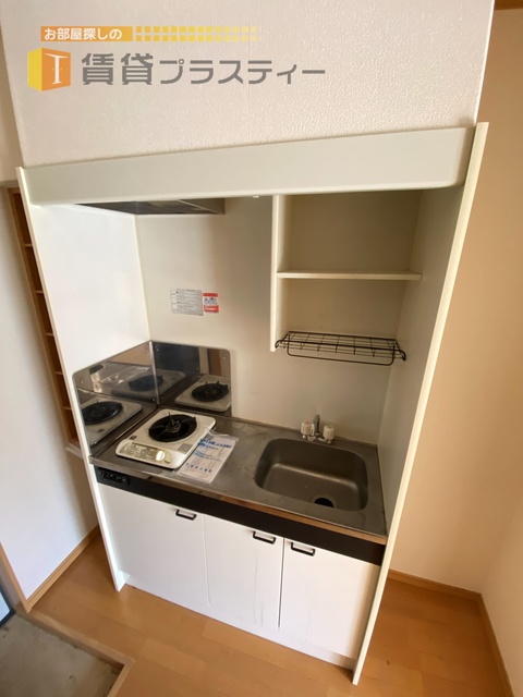 キッチン　食器棚付き。