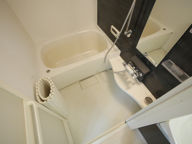 バス・シャワールーム　★鏡付の清潔感のあるバスルームです★