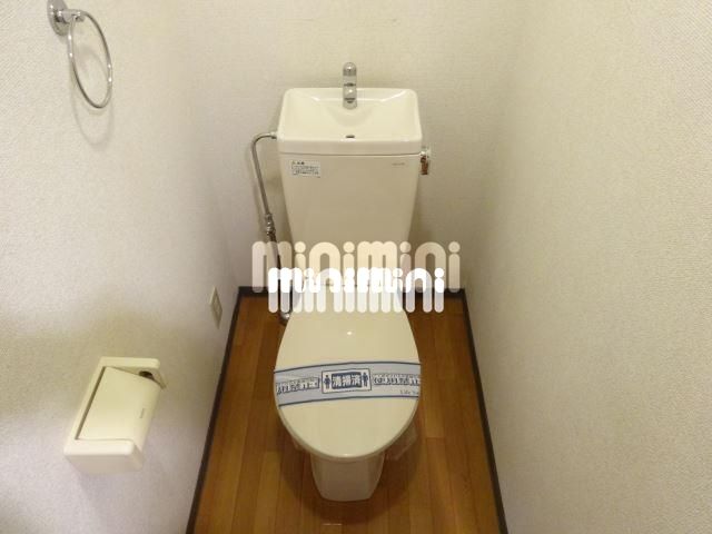 トイレ　タオル掛け付きのトイレです。