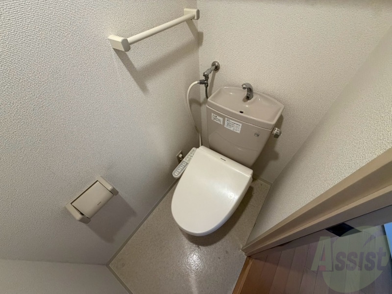 トイレ　ウォシュレット機能がついたトイレです。安心して使用できます。