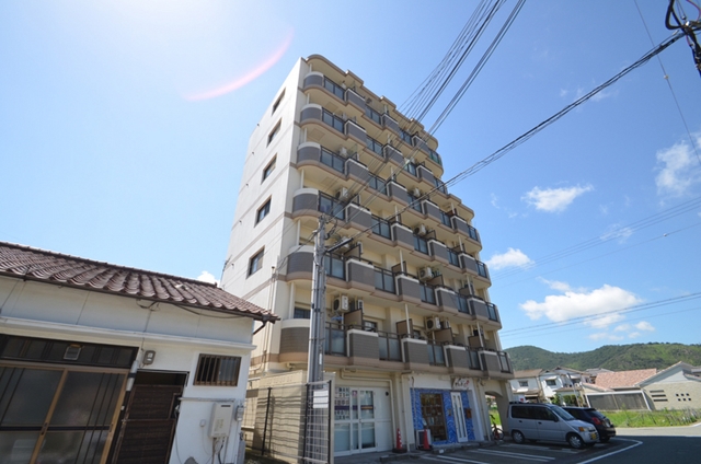 建物外観　鉄筋コンクリート造のマンション