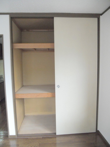 収納　高さと奥行きがある一間の収納でお部屋の整理も楽々