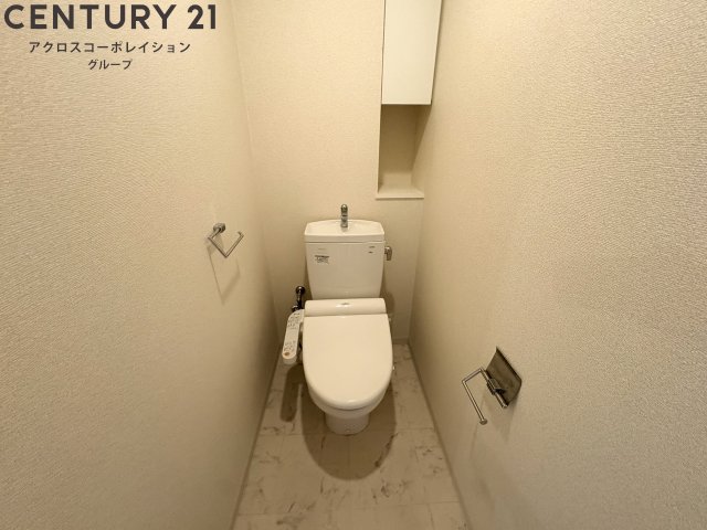 トイレ　温水洗浄便座付きのトイレです♪