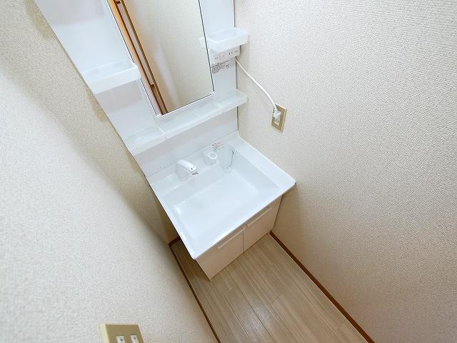 洗面設備　ゆったりとスペースのある洗面所