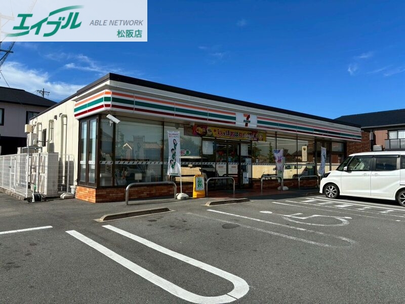 コンビニ　セブンイレブン松阪泉町（コンビニ）まで715m