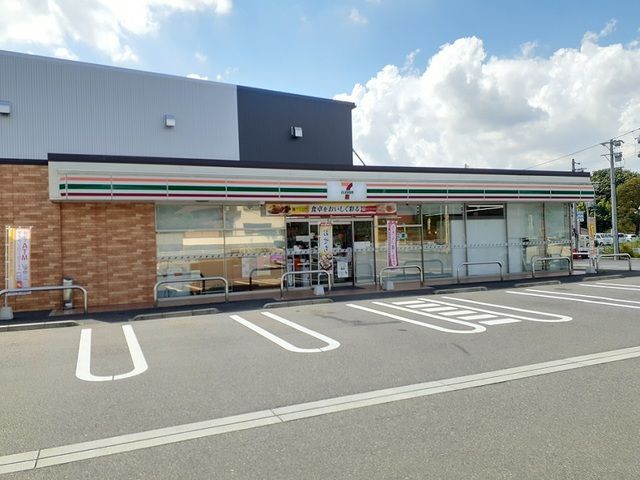 コンビニ　セブンイレブン（コンビニ）まで550m
