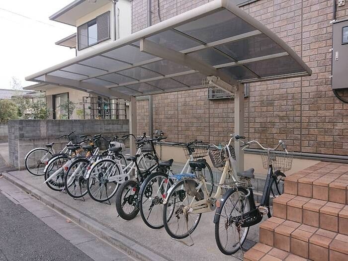 駐車場　屋根付き駐輪場