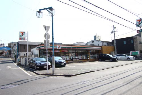 コンビニ　セブンイレブン横浜日吉一丁目店（コンビニ）まで125m