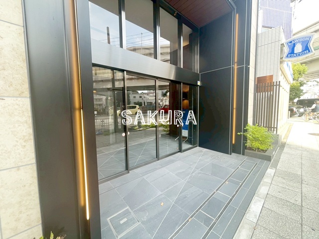 エントランス　重厚感のある建物デザイン♪