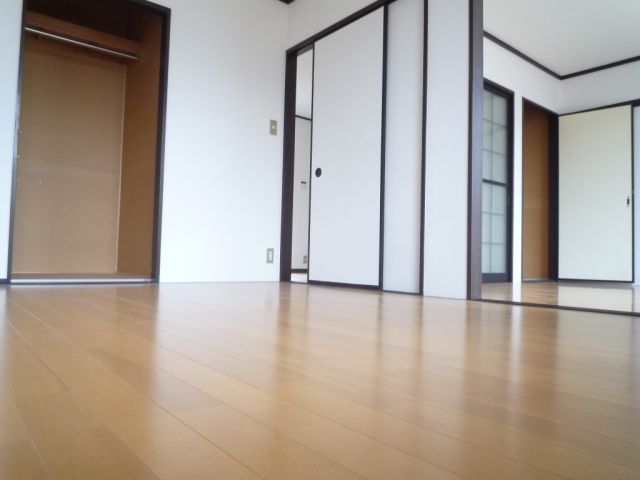 居室・リビング　明るい色合のフローリングです。