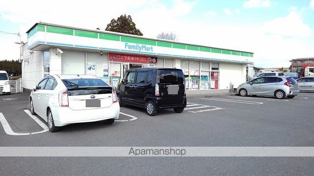 コンビニ　ファミリーマート（コンビニ）まで270m