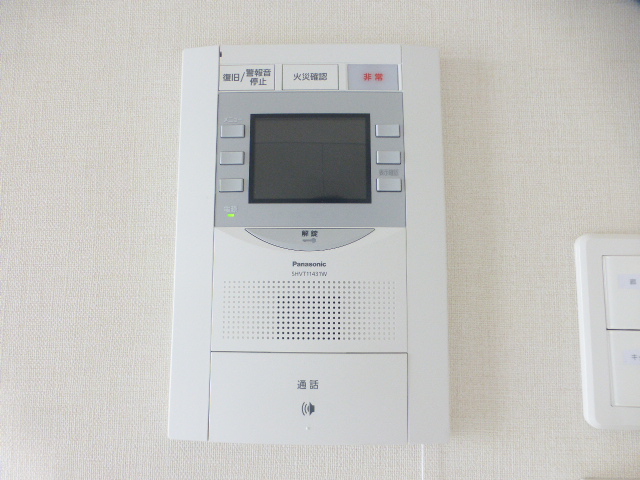 玄関　急な訪問者、開錠前にモニターで確認出来る　TVドアホン