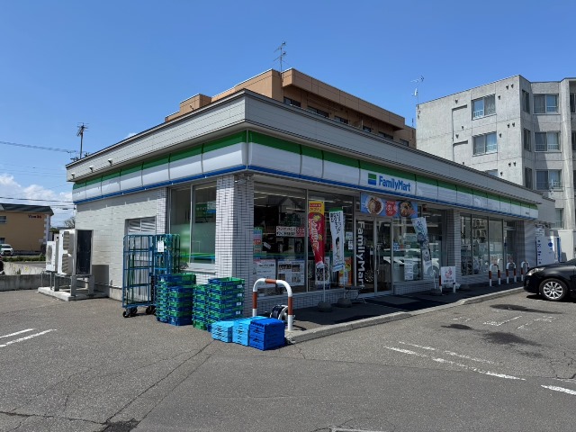 コンビニ　ファミリーマート野幌駅前店（コンビニ）まで132m
