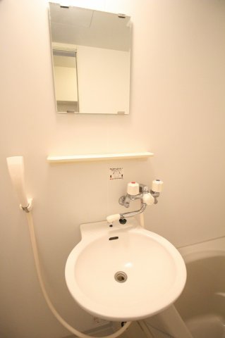 洗面設備　退去前のため、別部屋のお写真です。