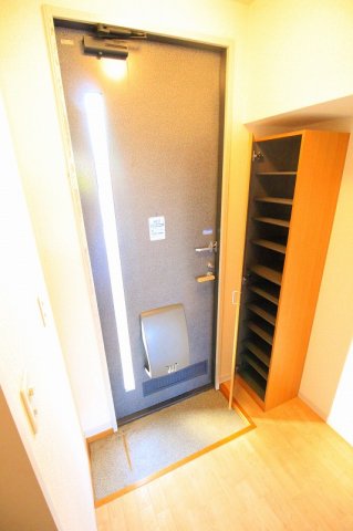 玄関　退去前のため、別部屋のお写真です。