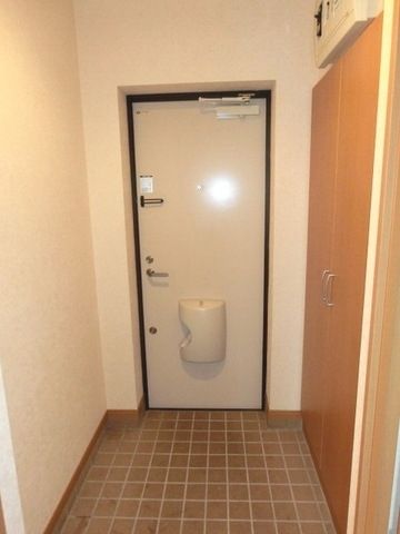 玄関　※同建物のタイプ間取り　別室設備施工例　現況優先