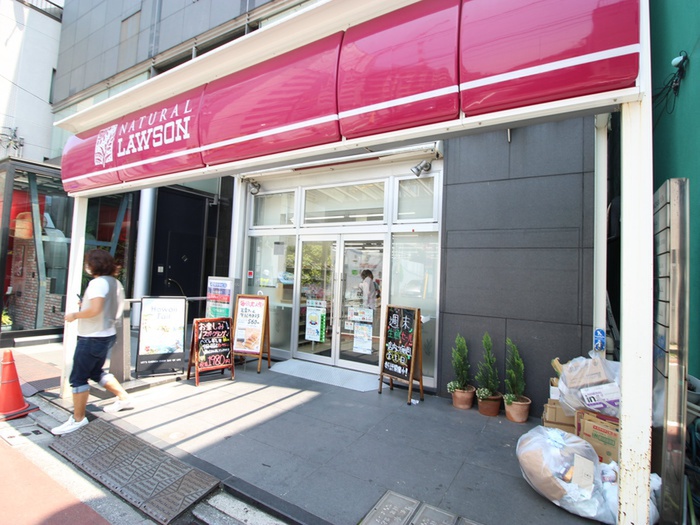 コンビニ　ナチュラルローソン港日赤通り店（コンビニ）まで81m
