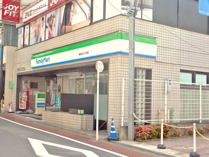 コンビニ　ファミリーマート南青山七丁目店（コンビニ）まで120m