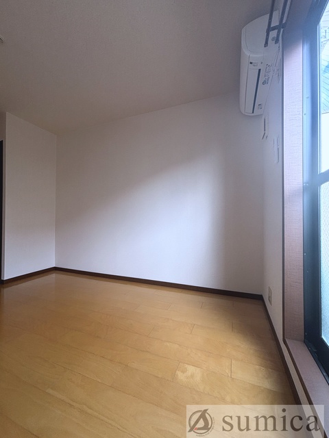 その他　内装は落ち着いています。おおきな窓で明るさを演出。