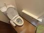 トイレ　トイレは温水洗浄便座です。シンプルな雰囲気になっています。