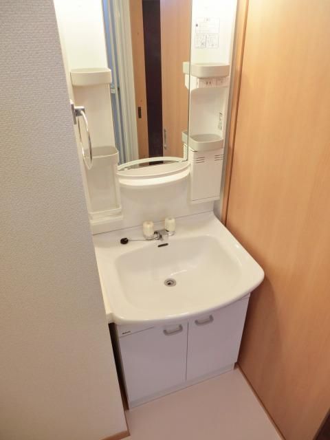 洗面設備　明るい独立洗面台です。