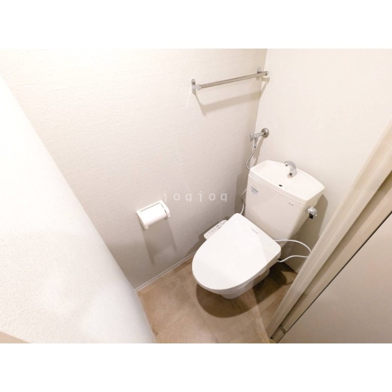 トイレ　嬉しい温水洗浄便座付きのトイレです。