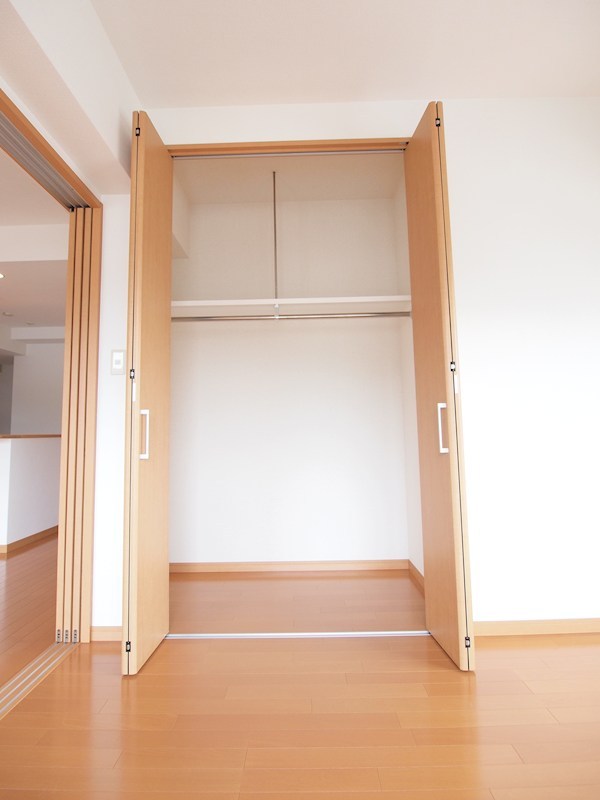 収納　奥行のある収納。各洋室にございます。
