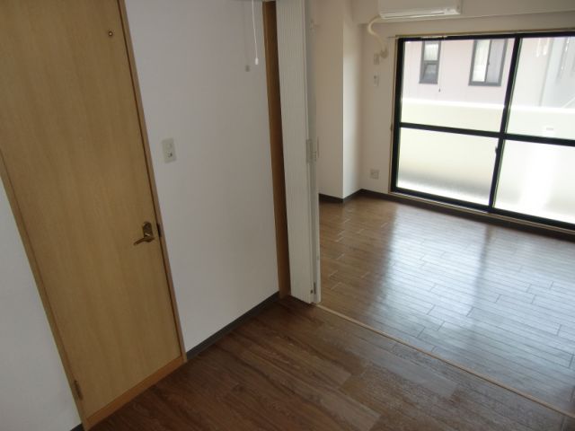 その他部屋・スペース　南向き洋間です